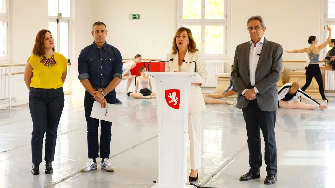 La alcaldesa de Zaragoza, Natalia Chueca, y el portavoz del grupo municipal de Vox, Julio Calvo, en un acto en el Centro de Danza. / DANI MARCOS