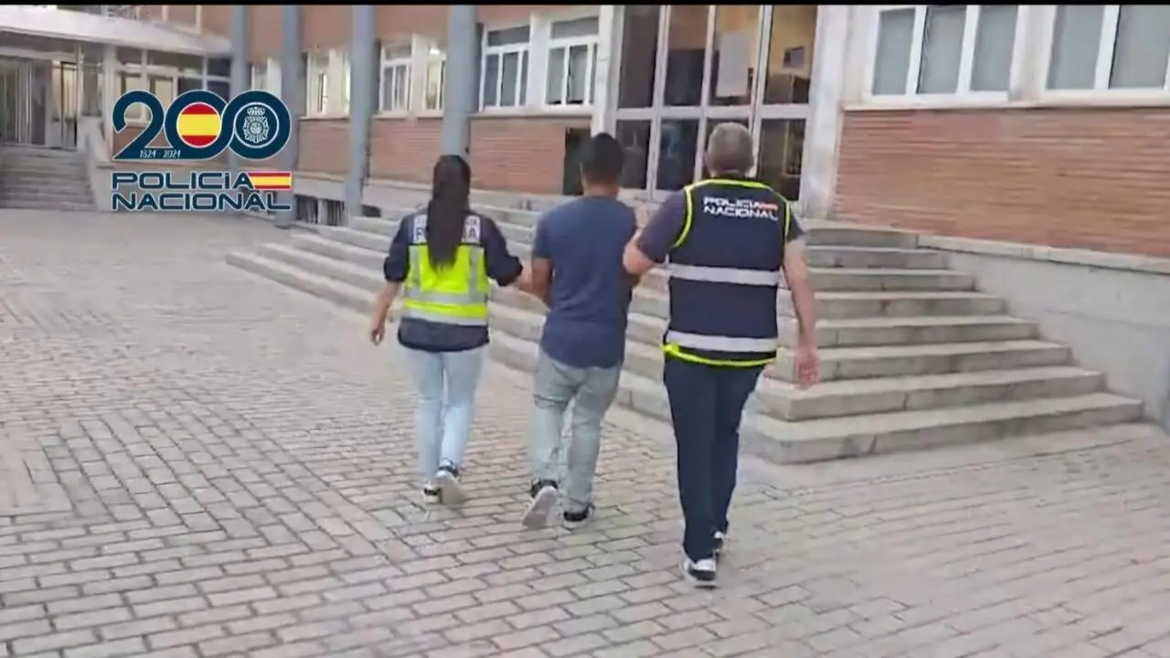 Dos agentes de la Polic&iacute;a Nacional con un detenido por un presunto delito de agresiones sexuales a menores. / POLIC&Iacute;A NACIONAL