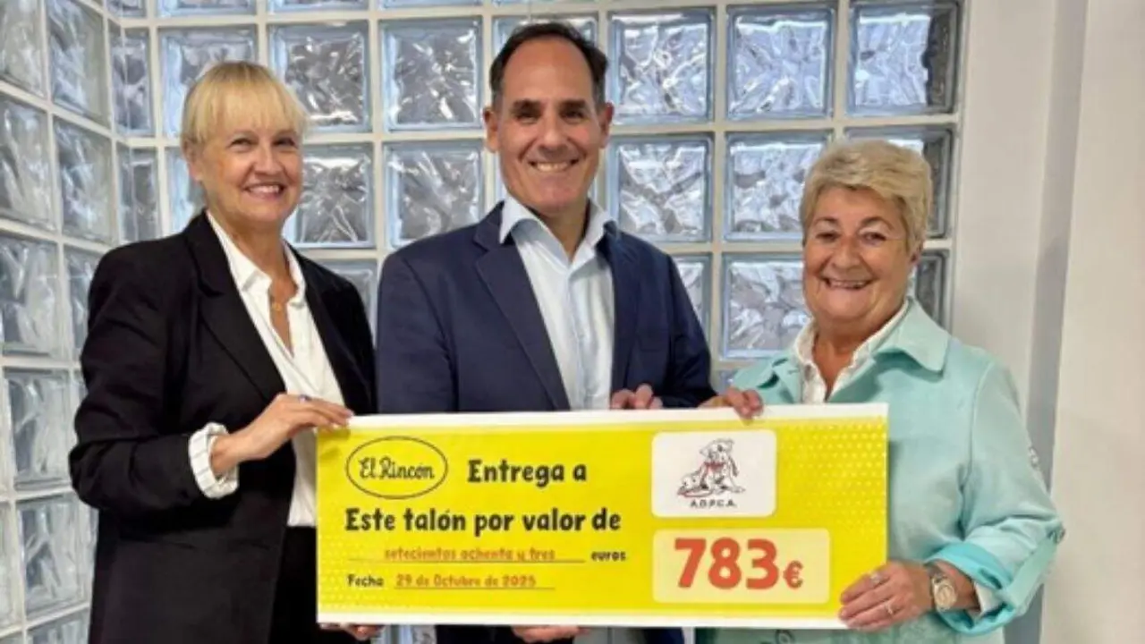 Mari y Montse, presidenta y vicepresidenta de ADPCA, durante la entrega del cheque. / EL RINC&Oacute;N