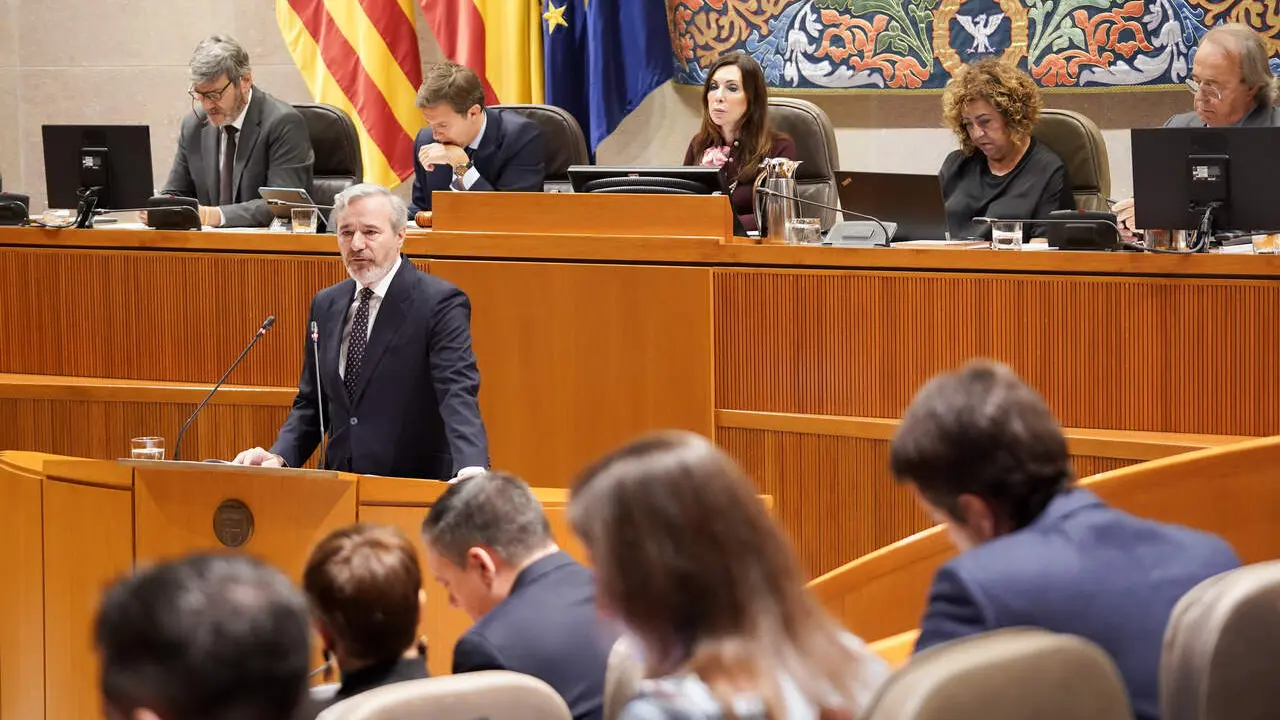 El presidente de Arag&oacute;n en funciones, Jorge Azc&oacute;n, en las Cortes./ Las Cortes
