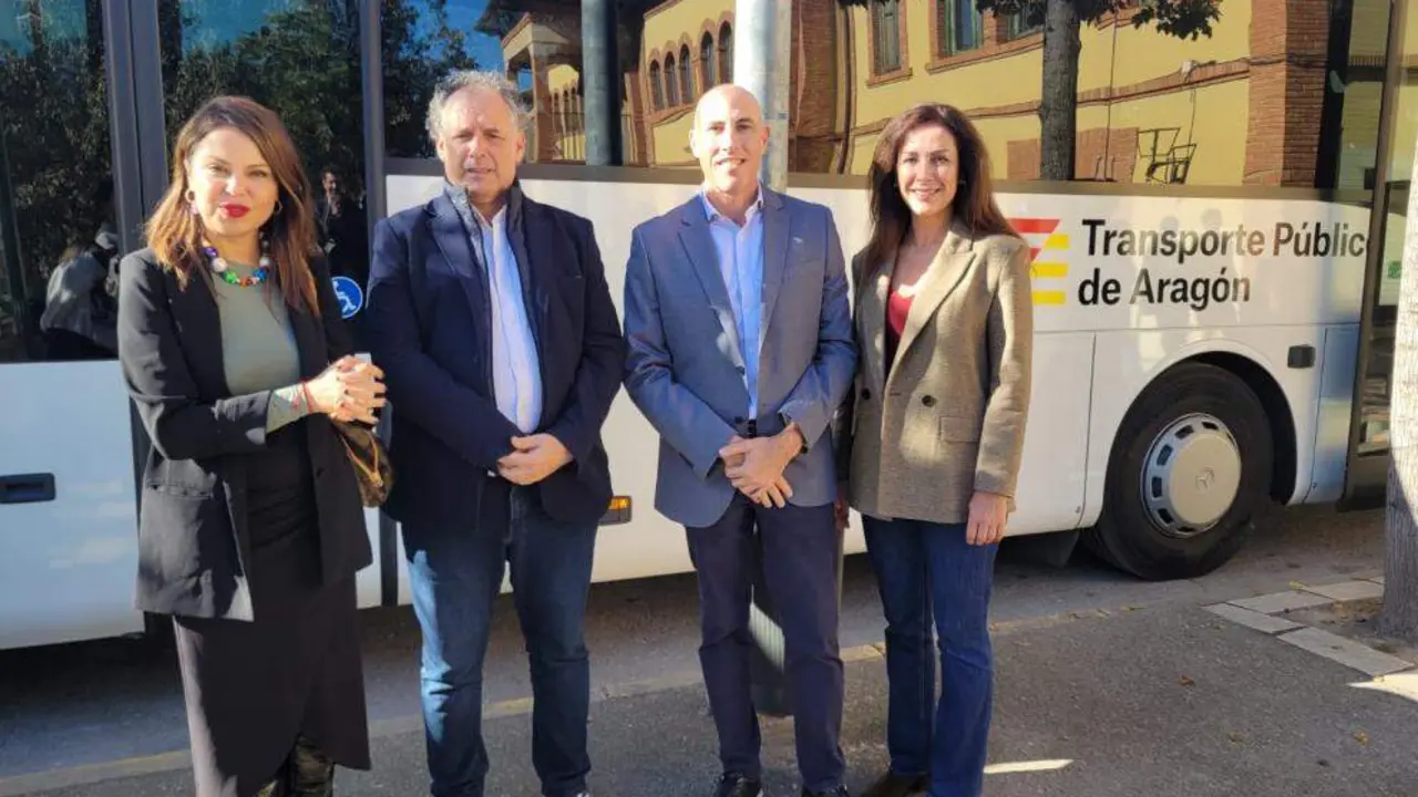 El director general de Transportes, David S&aacute;nchez Fraile, y la directora general de Administraci&oacute;n Local, Marina Sevilla, junto al alcalde de Tarazona, Tono Jaray, y la consejera de la empresa concesionaria Arag&oacute;n Movilidad, Susana Garc&iacute;a. El director general de Transportes, David S&aacute;nchez Fraile, y la directora general de Administraci&oacute;n Local, Marina Sevilla, junto al alcalde de Tarazona, Tono Jaray, y la consejera de la empresa concesionaria Arag&oacute;n Movilidad, Susana Garc&iacute;a. / DGA