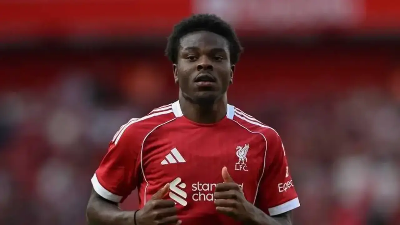 Wellity Lucky durante un partido con el Liverpool