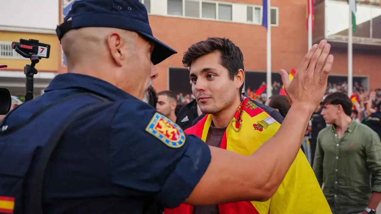El seudo periodista Vito Quiles llega a la concentraci&oacute;n convocada bajo el lema 'Espa&ntilde;a combativa' en la Universidad Pablo Olavide de Sevilla (UPO). A 23 de octubre de 2025, en Sevilla (Andaluc&iacute;a, Espa&ntilde;a). / EP