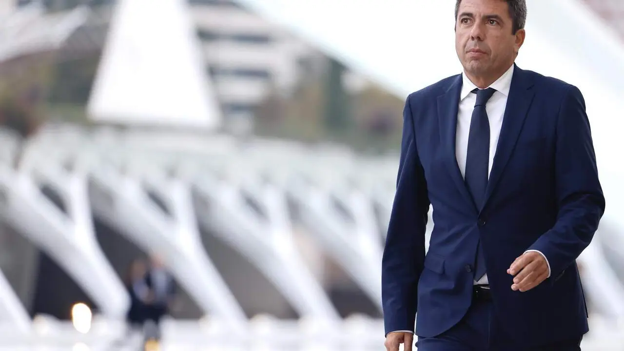 El presidente de la Generalitat valenciana, Carlos Maz&oacute;n, a su llegada al homenaje a las v&iacute;ctimas de la dana, en el Museo de las Ciencias Pr&iacute;ncipe Felipe, a 29 de octubre de 2025. / EP