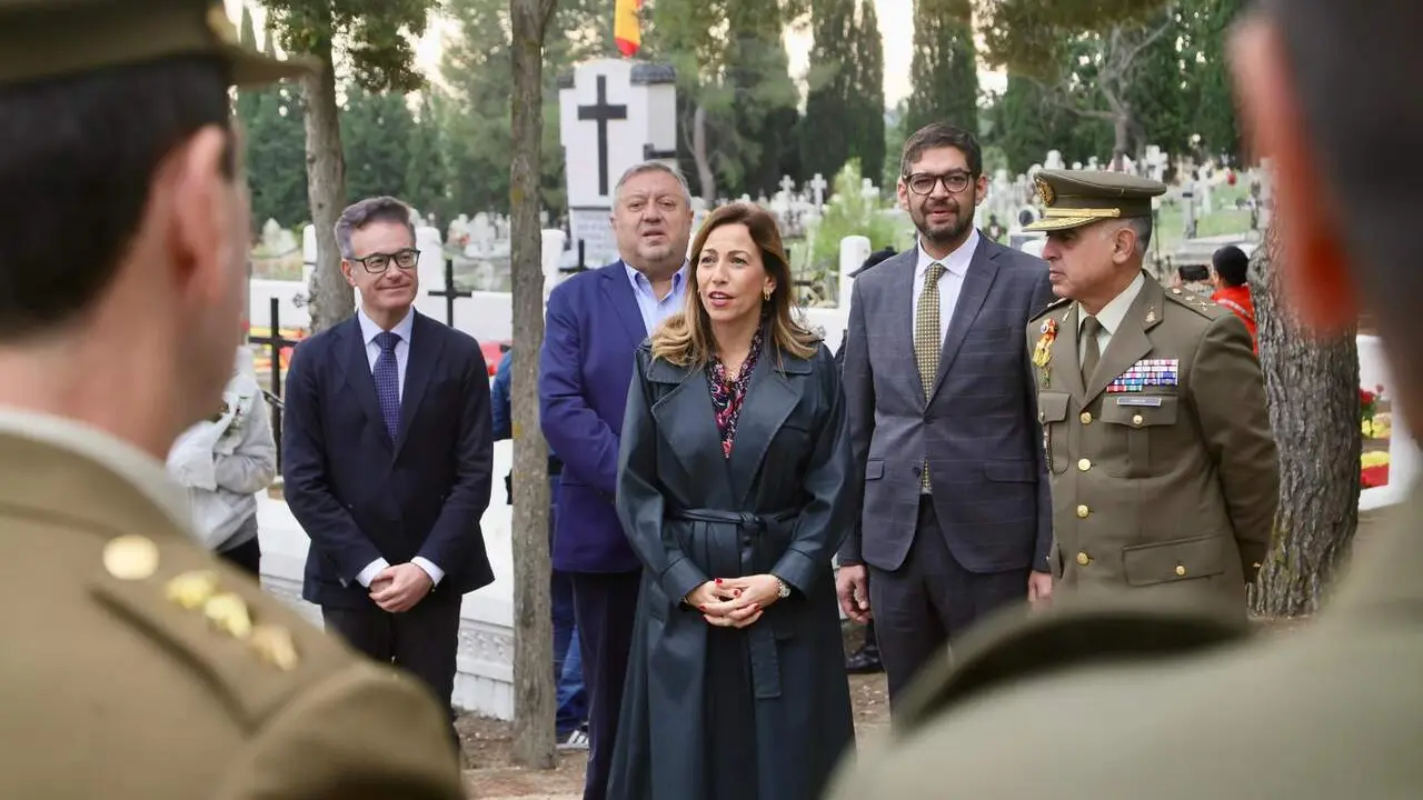 La alcaldesa de Zaragoza, 
Natalia Chueca, ha encabezado el homenaje de la Corporaci&oacute;n municipal a los fallecidos. /AZ