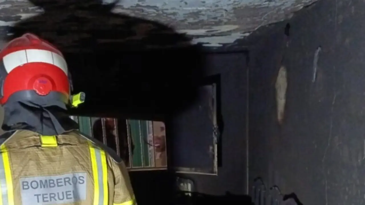 Un bombero de la DPT en el interior de la vivienda de Muniesa incendiada. / DPT