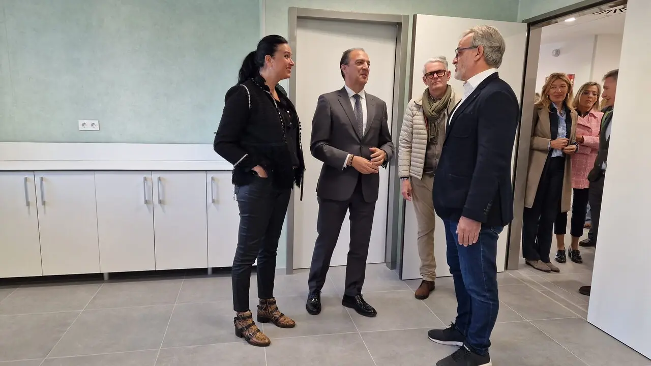 El consejero de Sanidad del Gobierno de Arag&oacute;n, Jos&eacute; Luis Bancalero, y la alcaldesa de Huesca, Lorena Orduna en la visita del nuevo centro de salud de la ciudad./ DGA