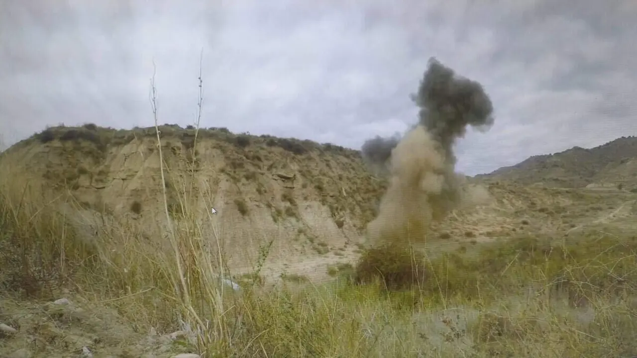 Momento de la detonaci&oacute;n controlada en el campo de tiro y maniobras de Fornillos (Huesca) del artefacto de la Guerra Civil hallado durante unas obras en la ermita de Salas (Huesca)
- POLIC&Iacute;A NACIONAL