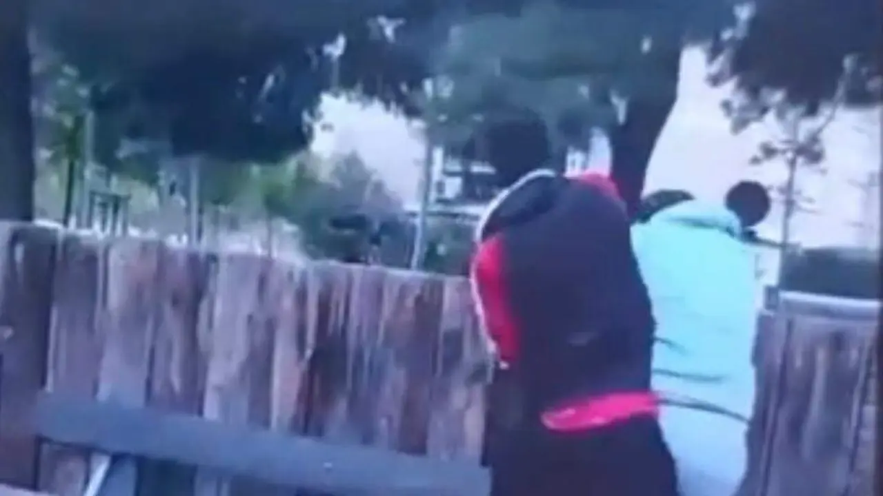 Imagen del v&iacute;deo que colgaron en redes sociales del momento de la agresi&oacute;n al joven discapacitado/ Cedida a H.A.