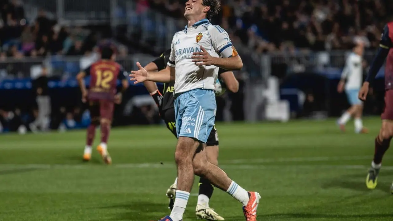 Francho Serrano durante el Real Zaragoza - Deportivo / Marcos Cebri&aacute;n