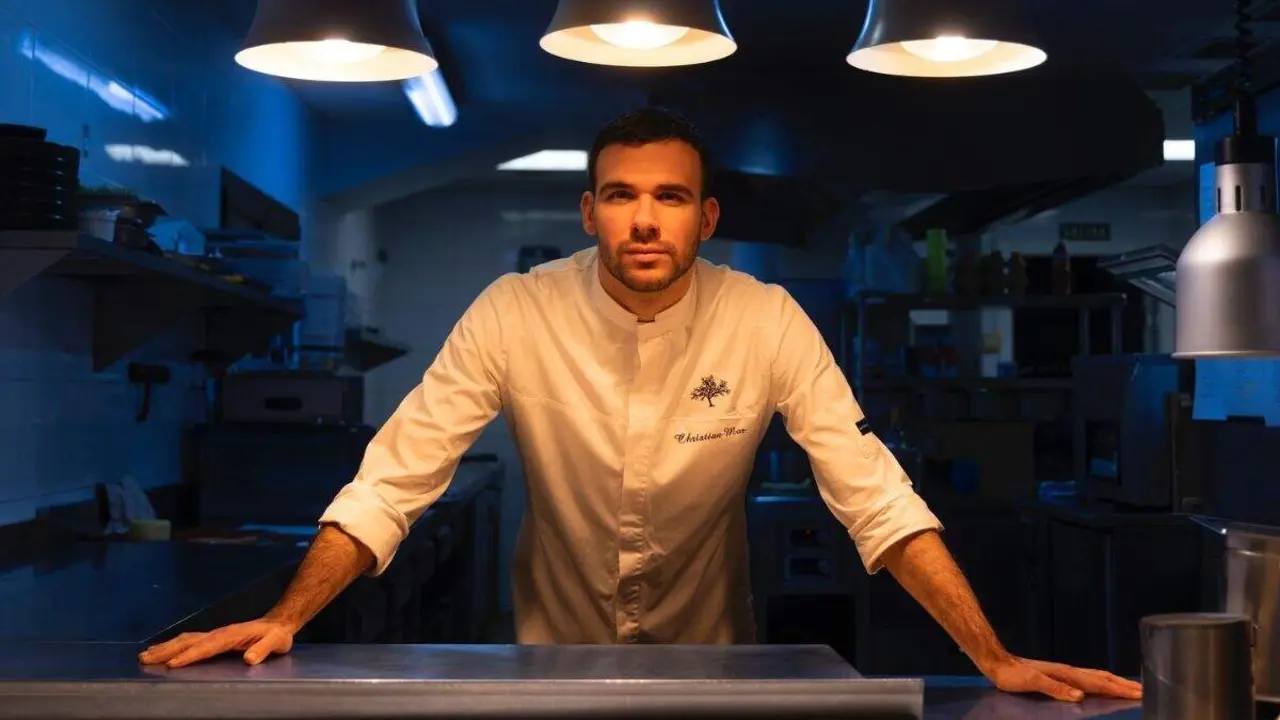 Christian Mor es el chef al frente del restaurante Fendo, el nuevo proyecto que arranco junto a su socio, Eneko Silva. / HA
