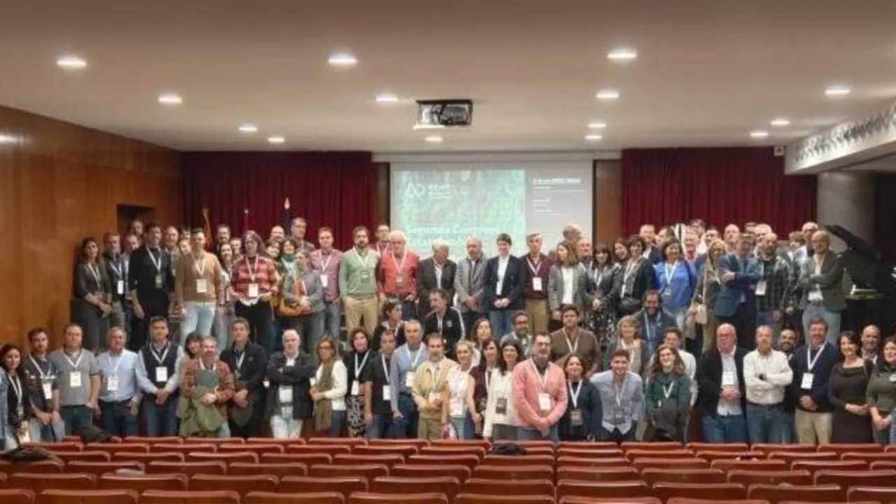 Foto de familia de ponentes y asistentes al Segundo Congreso Estatal sobre Montes Públicos en Teruel./ EP