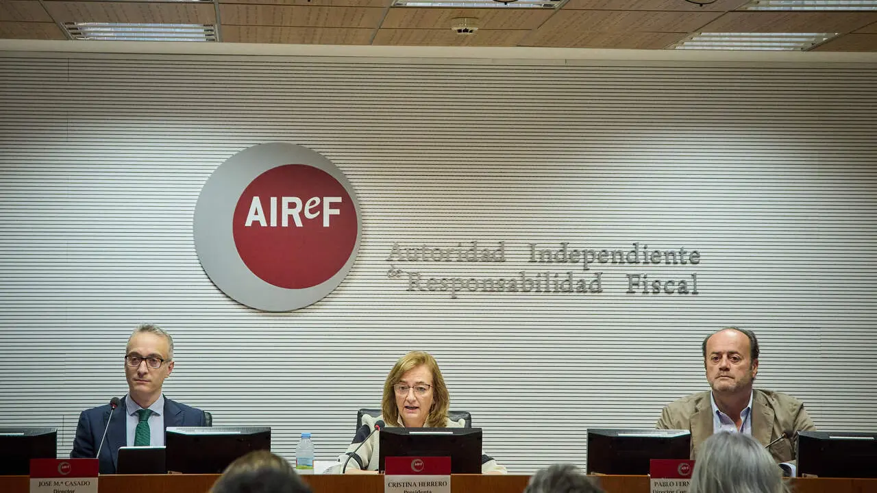 (I-D) El director de la Divisi&oacute;n de Evaluaci&oacute;n de AIReF, Jos&eacute; Mar&iacute;a Casado; la presidenta de AIReF, Cristina Herrero, y el director de Comunicaci&oacute;n de AIReF, Pablo Fern&aacute;ndez, durante la presentaci&oacute;n de la segunda opini&oacute;n sobre el Ingreso M&iacute;nimo Vital (IMV), creada por la Autoridad Independiente de Responsabilidad Fiscal (AIReF), a 15 de junio de 2023, en Madrid (Espa&ntilde;a)./ AiREF
