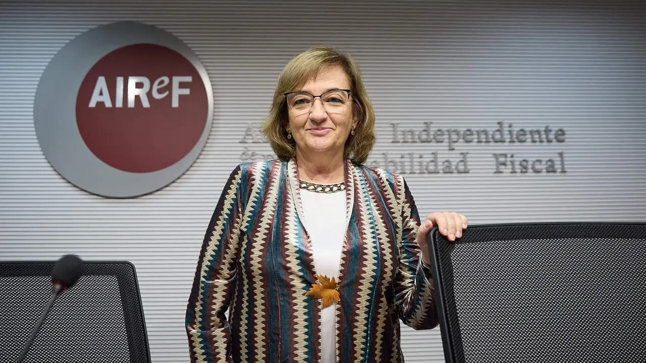 La presidenta de la Autoridad Independiente de Responsabilidad Fiscal (AIReF), Cristina Herrero, durante la presentaci&oacute;n del Informe sobre los Proyectos y L&iacute;neas Fundamentales de los Presupuestos para 2024, en la sede de la AIReF, a 26 de octubre de 2023, en Madrid./ EP