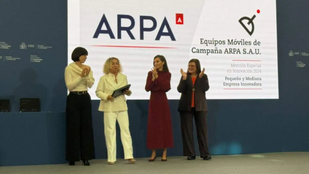 Clara Arpa, CEO de ARPA, recibiendo el premio de manos de la Reina Letizia y la ministra Diana Morant. / ARPA