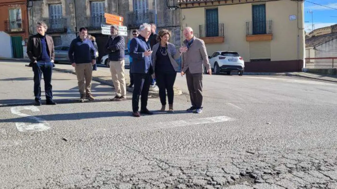Octavio L&oacute;pez, acompa&ntilde;ado de la alcaldesa Ana Irigoyen, ha comprobado la necesidad de actuar en la traves&iacute;a de Gurrea de G&aacute;llego y el tramo que conecta con la A-23./ DGA