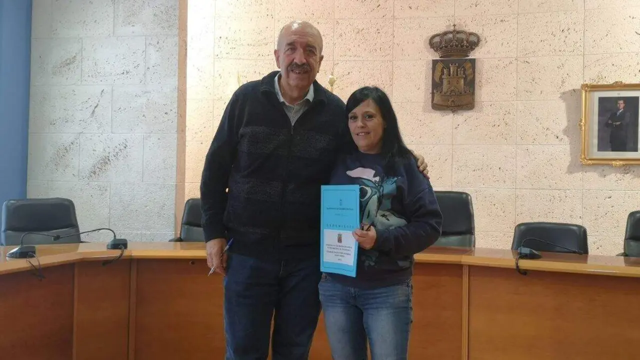 Lola Blasco, presidenta de Alma Animal, con el alcalde Calamocha, Manuel Rando, en la firma del convenio de colaboración. / AYTO, CALAMOCHA