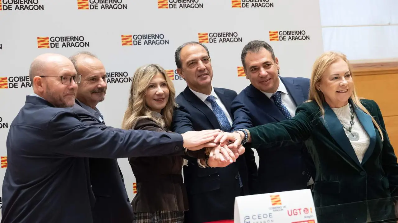 Gobierno, patronal y sindicatos firman el acuerdo./ Fabi&aacute;n Sim&oacute;n