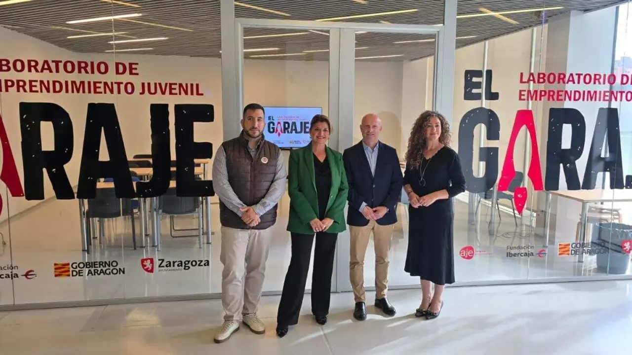 Firma del acuerdo de colaboraci&oacute;n entre Ayuntamiento de Zaragoza, Aje Zaragoza y