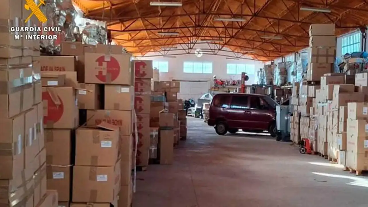 Recuperan 18.000 pares de zapatos robados en una f&aacute;brica de Arag&oacute;n: hay seis implicados ./ Guardia Civil Arag&oacute;n