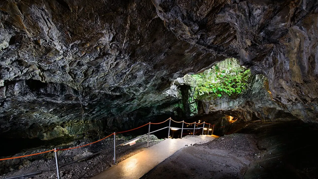 Cueva de las G&uuml;ixas ./ Turismo Villan&uacute;a