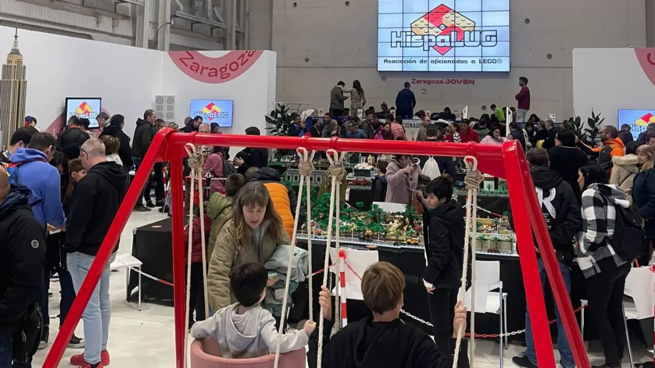 Casi 6.000 personas llenan La Azucarera en el evento LEGO de Zaragoza Joven