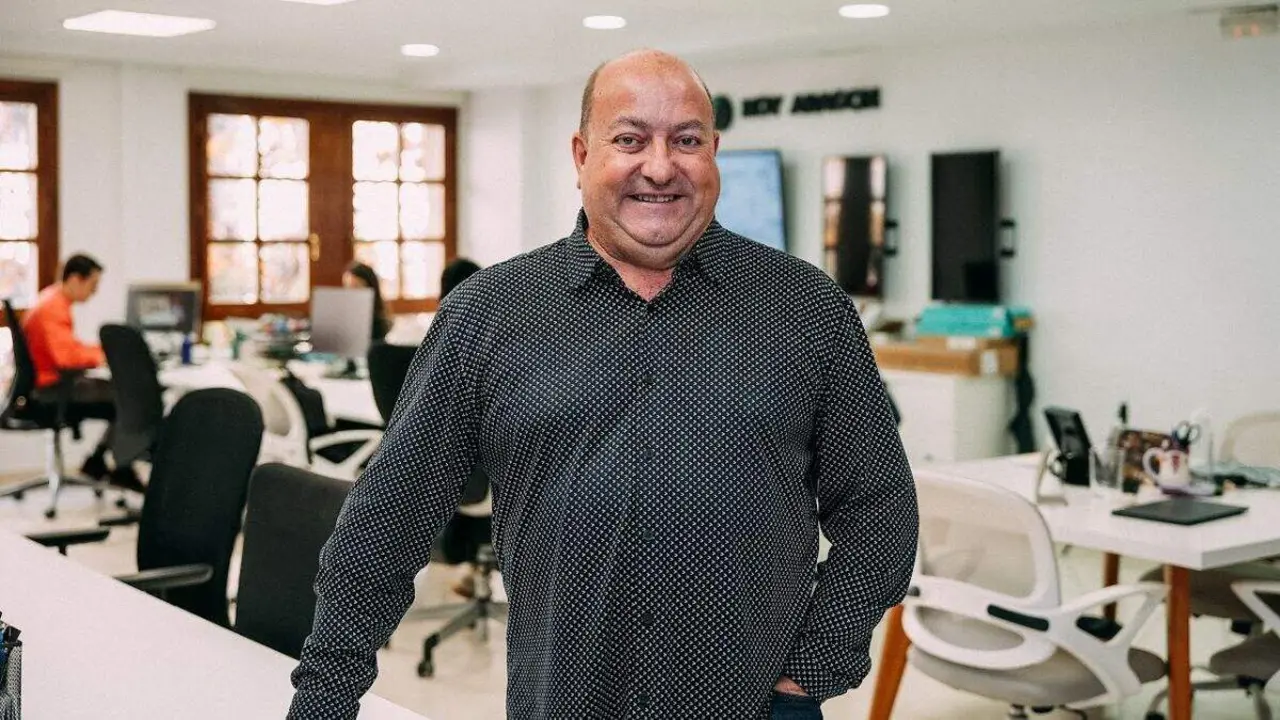 Santos Navarro, presidente de la comarca Cinco Villas, en la redacción de HOY ARAGÓN. / ÁLVARO CALVO