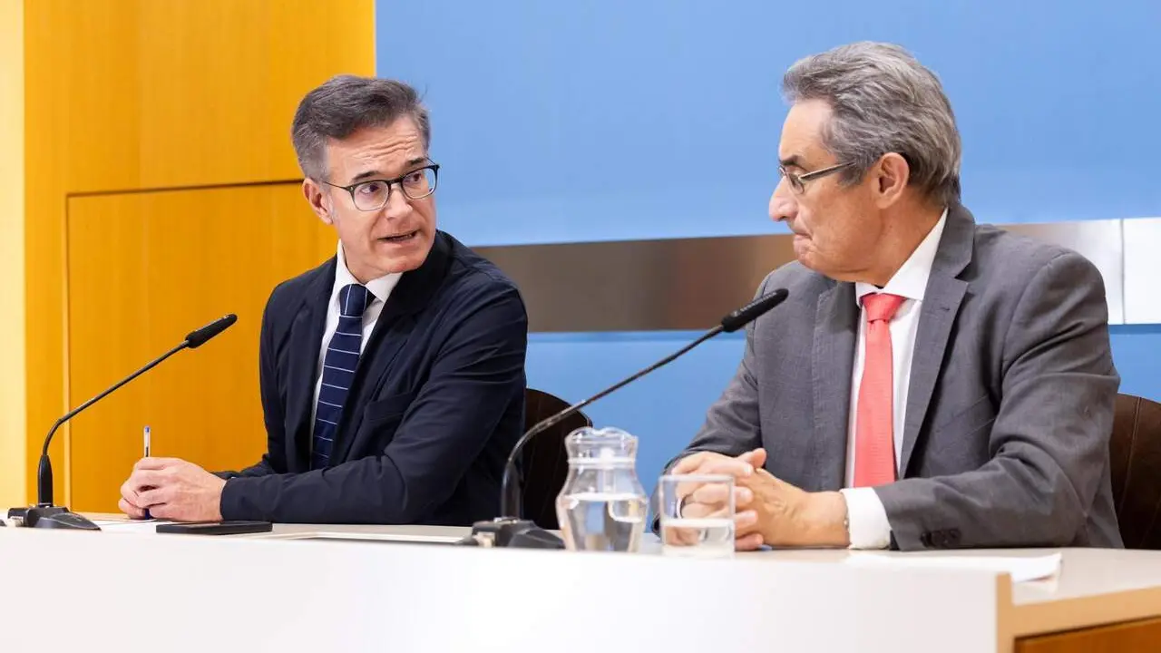 El concejal de Urbanismo de Zaragoza, V&iacute;ctor Serrano, con el portavoz municipal de Vox, Julio Calvo, este lunes en rueda de prensa./ AZ