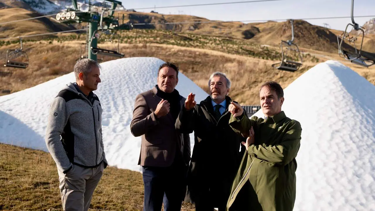 Azc&oacute;n visita los nuevos ca&ntilde;ones de nieve de Formigal. / FABI&Aacute;N SIM&Oacute;N