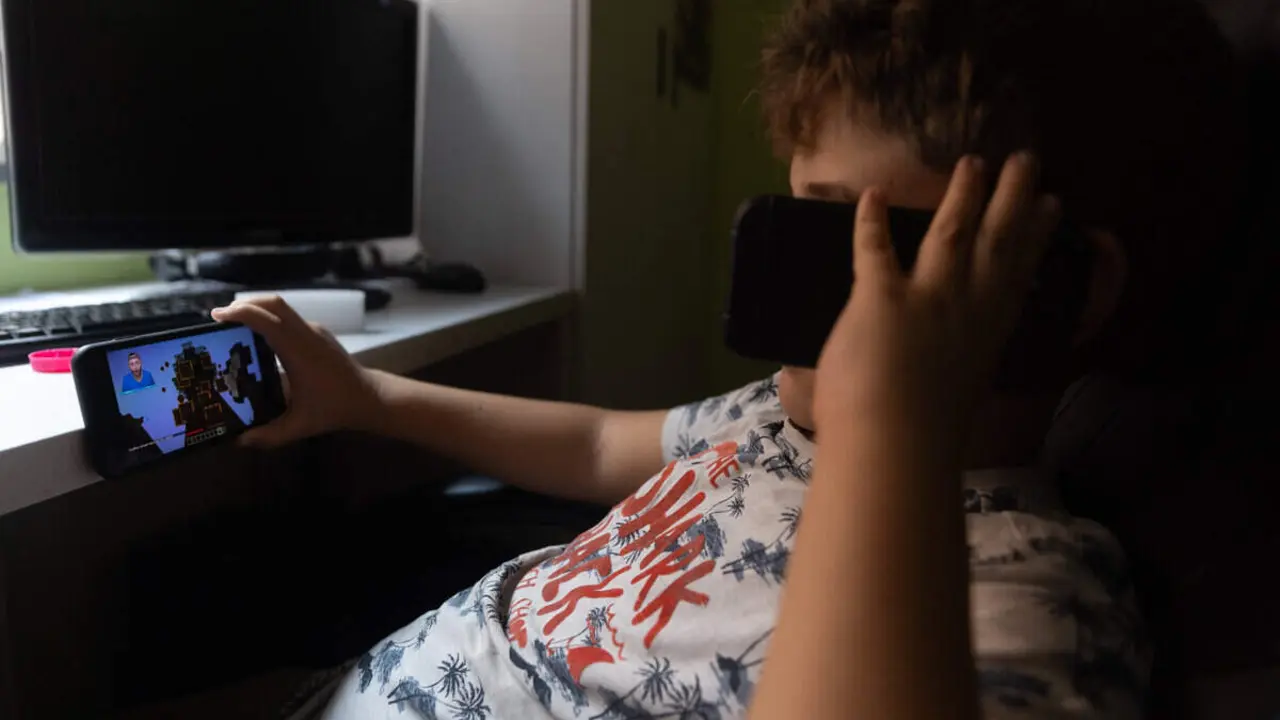 Archivo - Un ni&ntilde;o usa el tel&eacute;fono m&oacute;vil y una tablet.
- Eduardo Parra - Europa Press