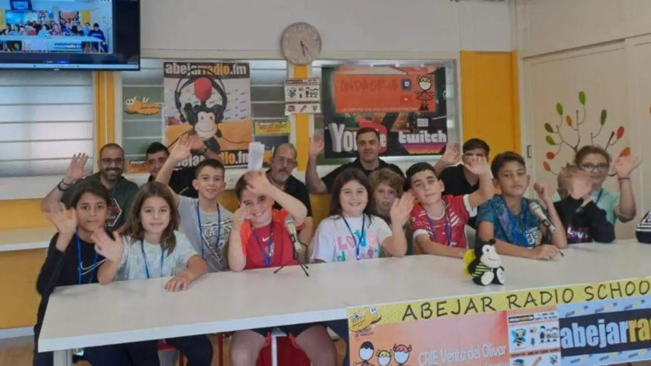 Los alumnos del CRA Violada Monegros de las localidades de Tardienta, Gurrea de G&aacute;llego y El Temple han sido los primeros en realizar la actividad esta tarde. En imagen de archivo, segunda temporada de Abejar Radio School en el CRIE Venta del Olivar.