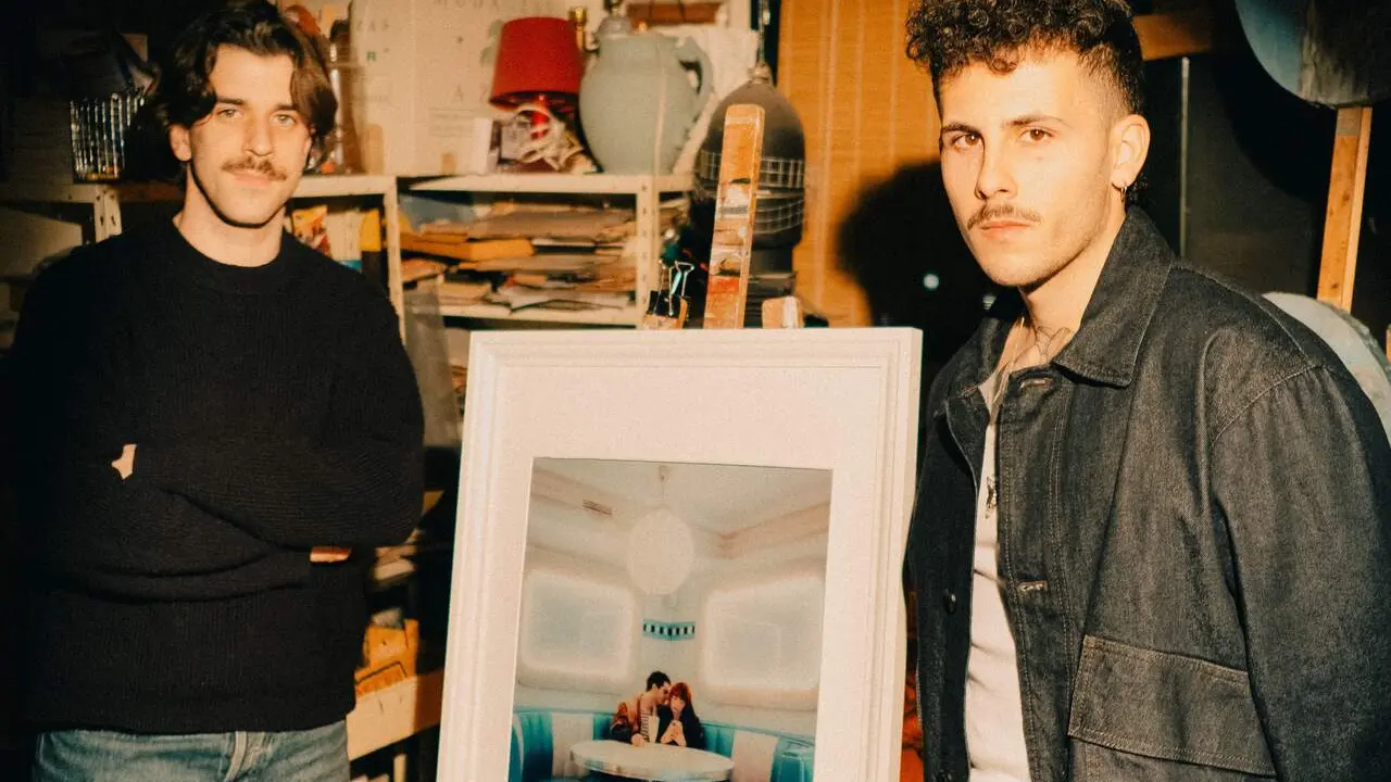 Los j&oacute;venes zaragozanos, Alex Gracia y Diego Montalvo, con una de sus obras.