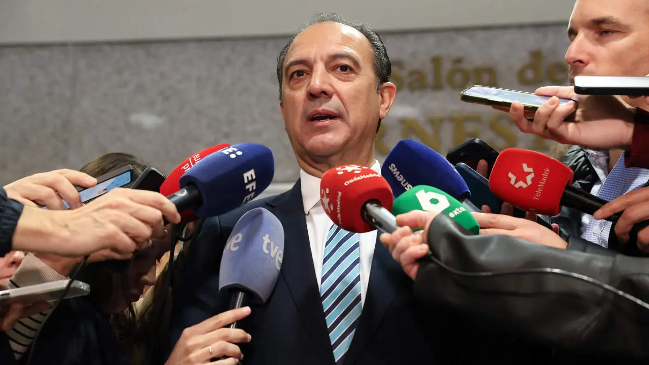 El consejero de Sanidad en funciones del Gobierno de Arag&oacute;n, Jos&eacute; Luis Bancalero, ante los medios de comunicaci&oacute;n, en una foto de archivo / EP