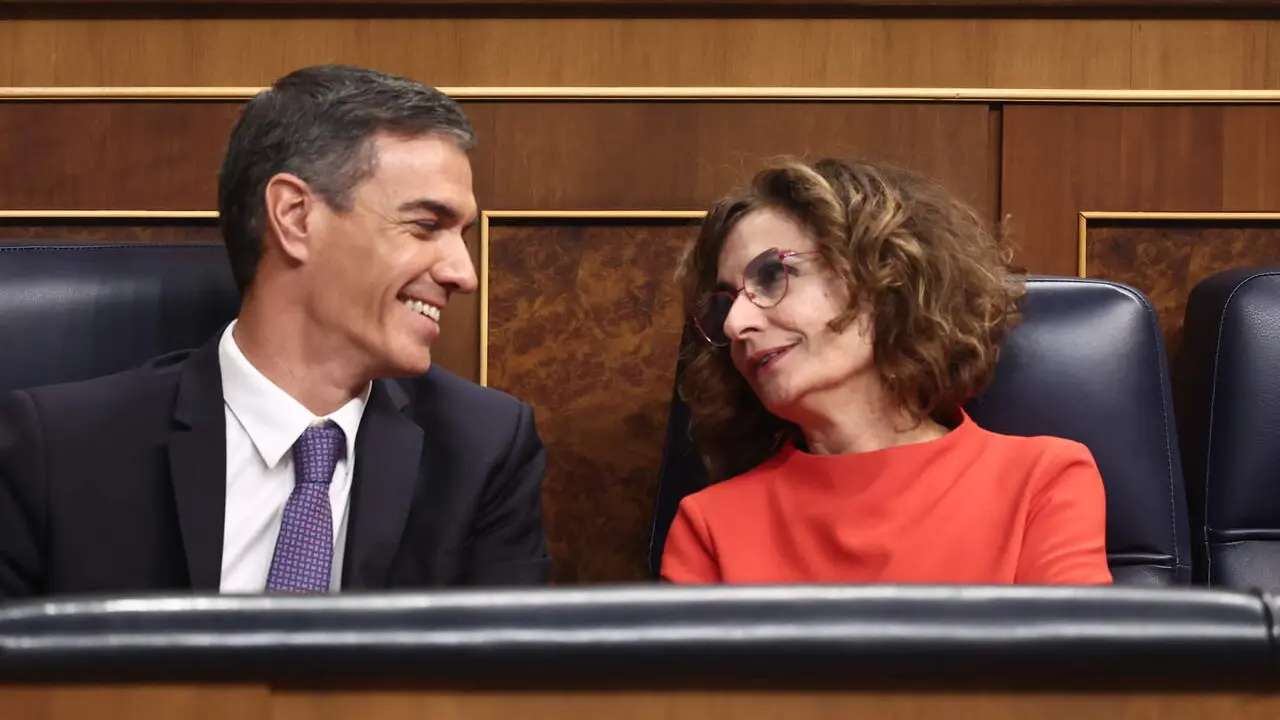 El presidente del Gobierno, Pedro S&aacute;nchez, junto con la vicepresidenta del Gobierno, Mar&iacute;a Jes&uacute;s Montero./ EP