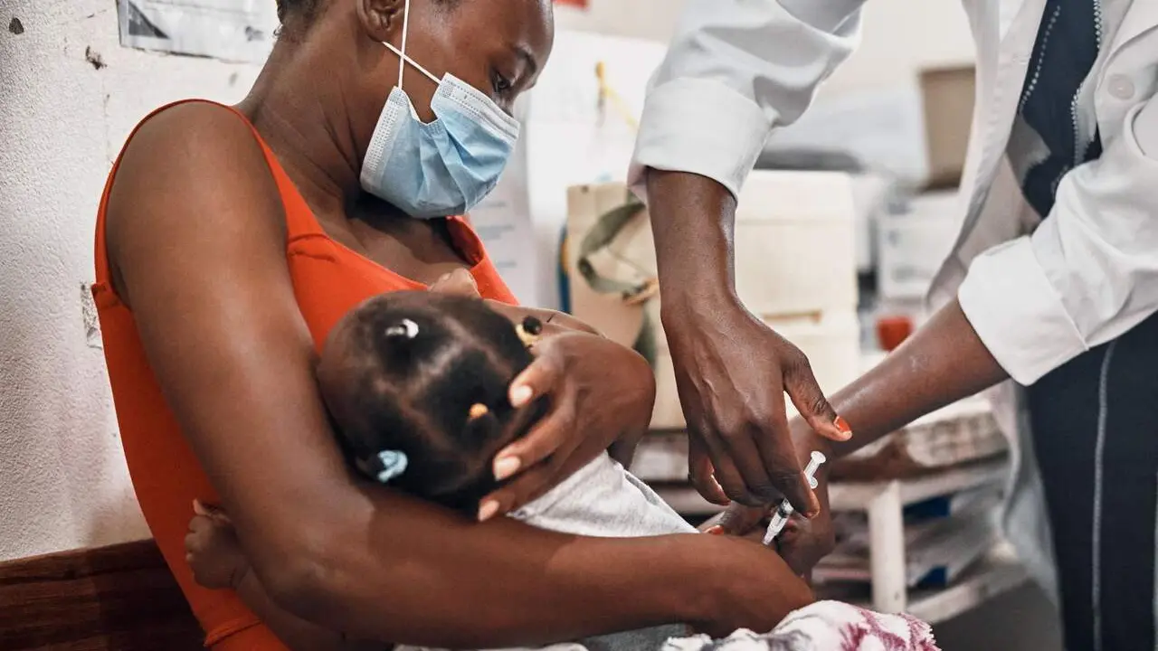 Vacunaci&oacute;n a una ni&ntilde;a en &Aacute;frica. / LA CAIXA