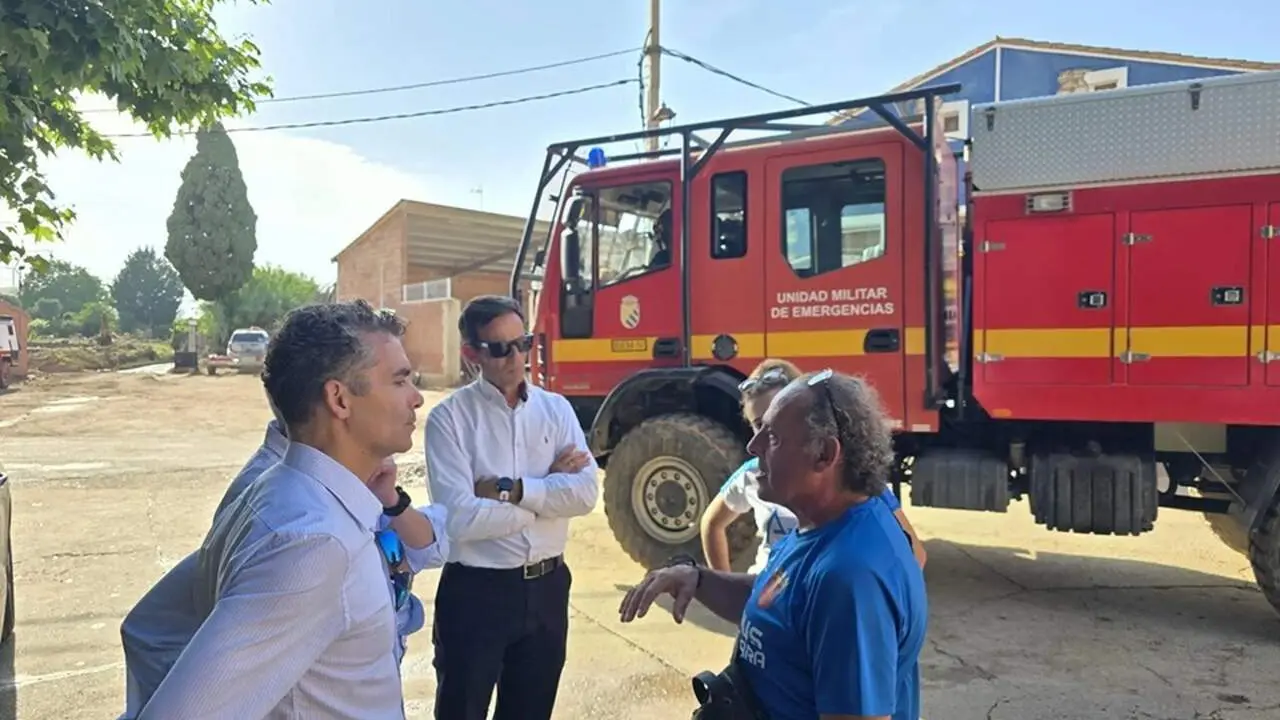 El director general de Caja Rural de Arag&oacute;n, Luis Ignacio Lucas, acompa&ntilde;ado del director de Red, Alejandro Lanuza, visitando en junio algunas de las localidades donde trabajaban efectivos de la UME, Cruz Roja, 061, 112 y Protecci&oacute;n Civil. / CAJA RURAL DE ARAG&Oacute;N