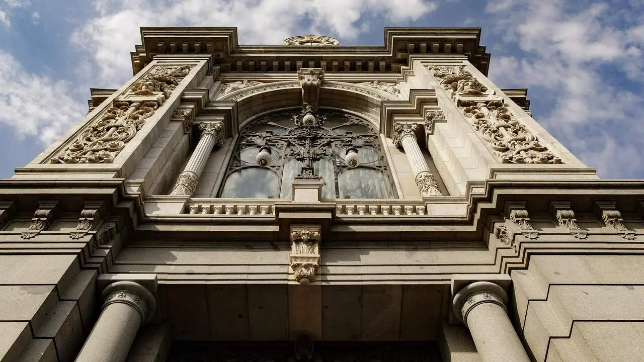 Fachada del edificio del Banco de Espa&ntilde;a situada en la confluencia del Paseo del Prado y la madrile&ntilde;a calle de Alcal&aacute;.