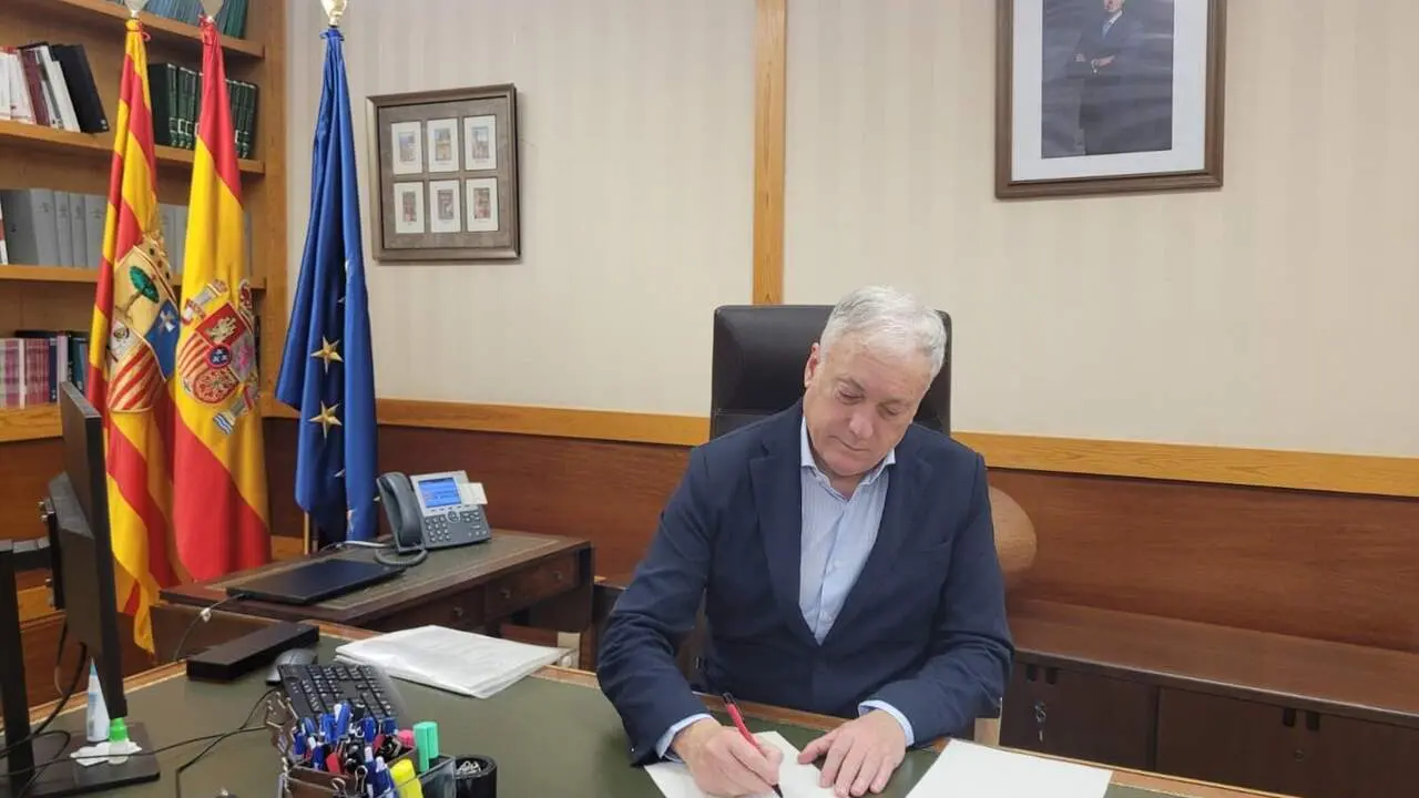 Octavio L&oacute;pez ha firmado hoy la orden por la que se aprueba inicialmente el PIGA de Microsoft. / GOBIERNO DE ARAG&Oacute;N