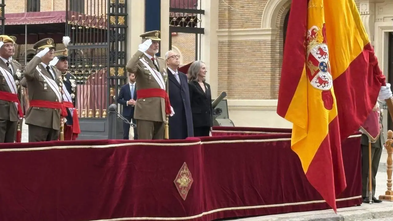 Su Majestad el Rey, Felipe VI, saluda a la bandera nacional tras el acto de rejura de bandera de sus compa&ntilde;eros de la XLV promoci&oacute;n de la Academia General Militar. / EP