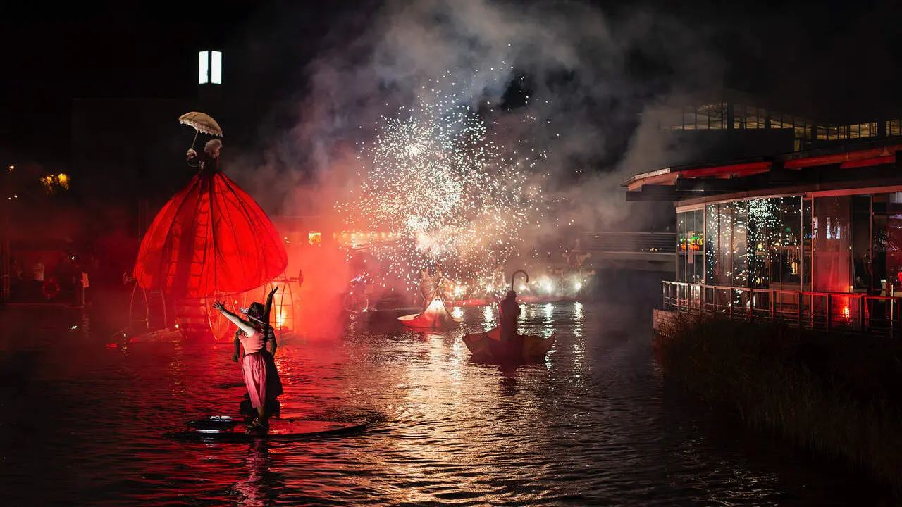 Espect&aacute;culo sobre el lado. / PUERTO VENECIA