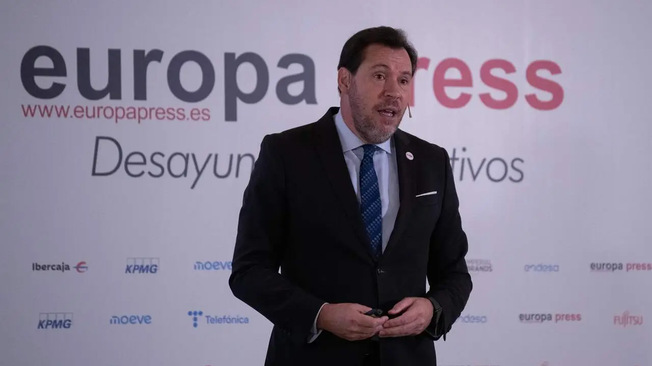 El ministro de Transportes y Movilidad Sostenible, &Oacute;scar Puente, durante un desayuno informativo de Europa Press, en el Hyatt Regency Hesperia Madrid, a 17 de noviembre de 2025, en Madrid (Espa&ntilde;a). / EP