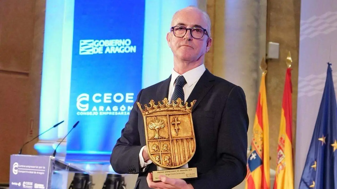 Jorge Costa junto al premio recibido. / FABIÁN SIMÓN