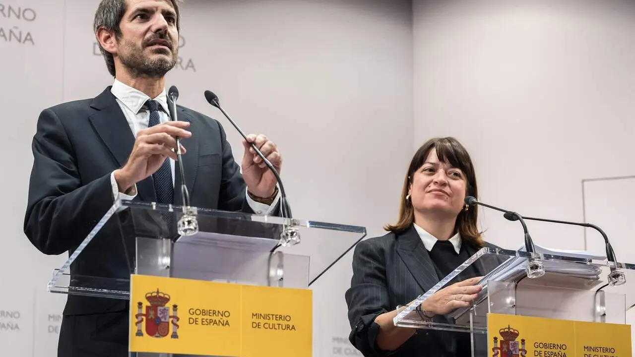 El ministro de Cultura, Ernest Urtasun, junto a la directora general del Libro y el Fomento de la Lectura, Mar&iacute;a Jos&eacute; G&aacute;lvez, anuncian el fallo del Premio de Literatura en Lengua Castellana 'Miguel de Cervantes' 2025, en el Ministerio de Cultura. / EP