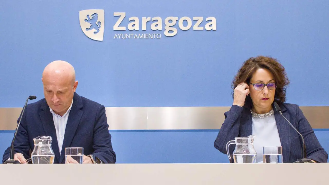 El consejero municipal de Econom&iacute;a, Carlos Gimeno; y la concejal del grupo municipal de Vox, Eva Torres. /AZ