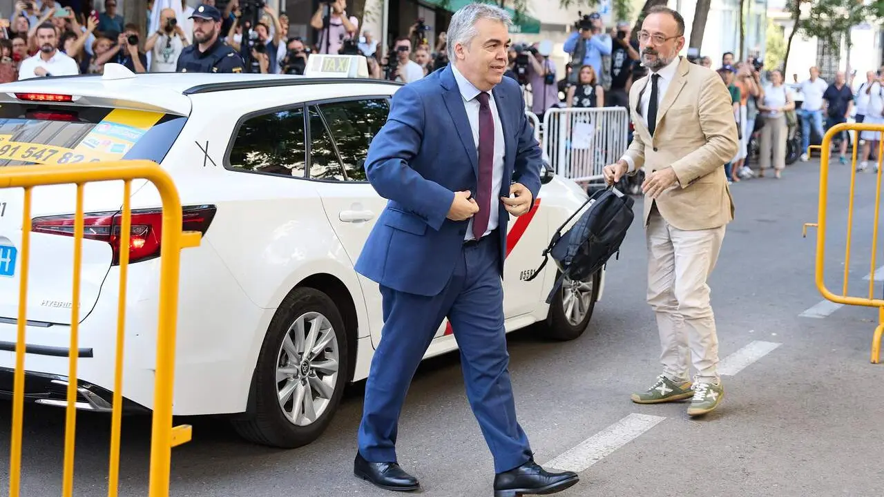 El exsecretario de Organizaci&oacute;n del PSOE Santos Cerd&aacute;n a su llegada a declarar en el Tribunal Supremo, el pasado 30 de junio de 2025./EP