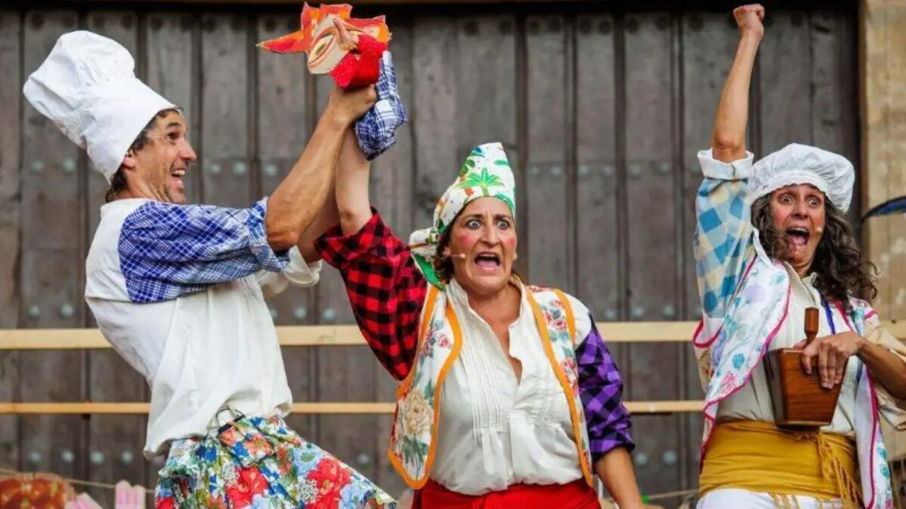 Los Titiriteros de Bin&eacute;far inauguraci&oacute;n la programaci&oacute;n del oto&ntilde;o cultural de La Almunia. / Ha
