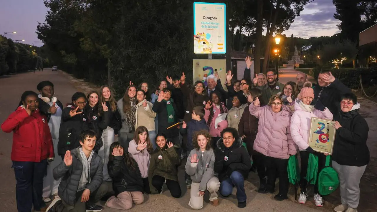 El Ayuntamiento ha renovado la placa que acredita a Zaragoza como Ciudad Amiga de la Infancia y la Adolescencia. / AZ
