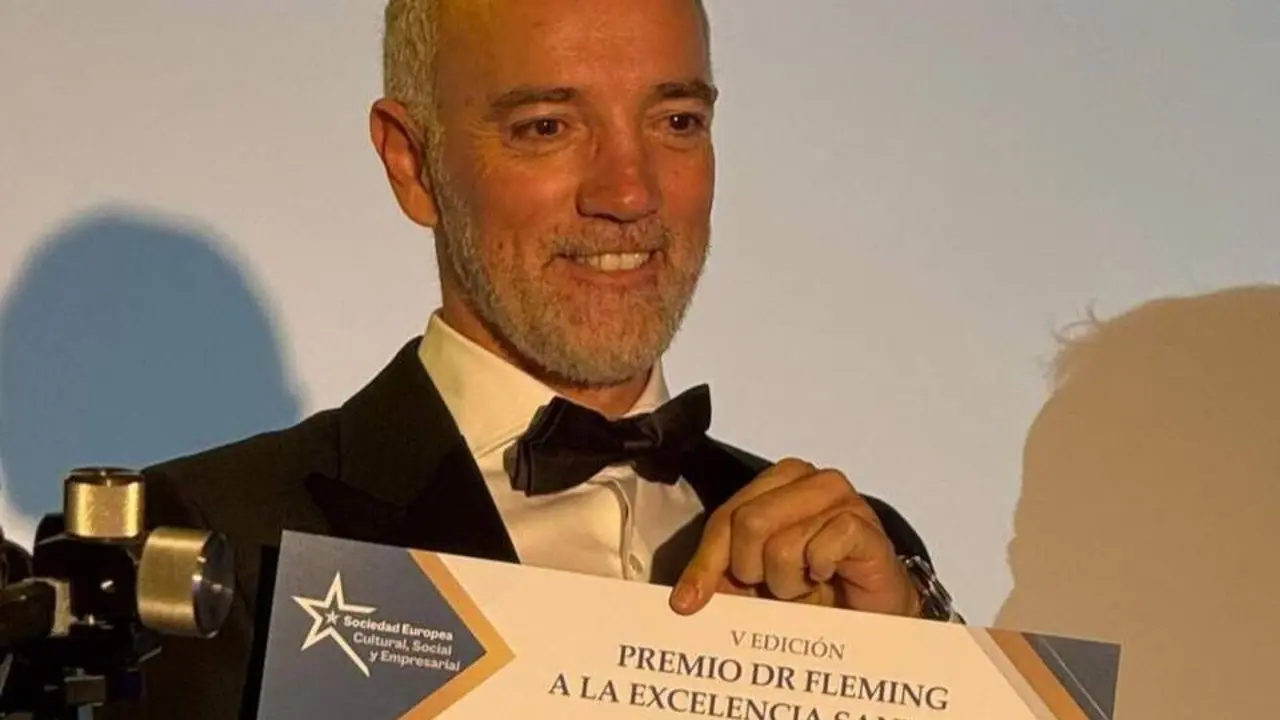 Imagen de Javier Az&uacute;a tras recoger el premio 'Doctor Fleming' en Madrid/Cedida a H.A.