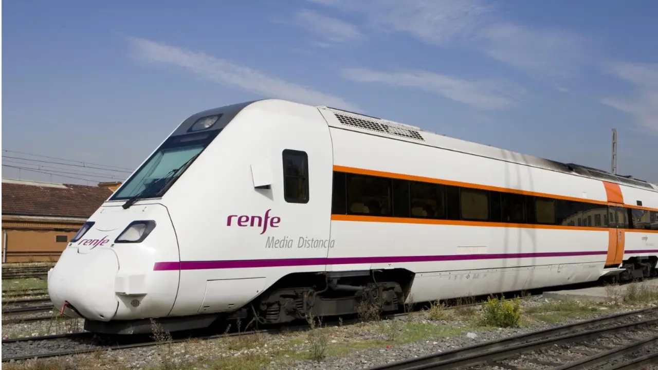 Archivo - Tren de media distancia de Renfe.
- MINISTERIO DE TRANSPORTES / RENFE