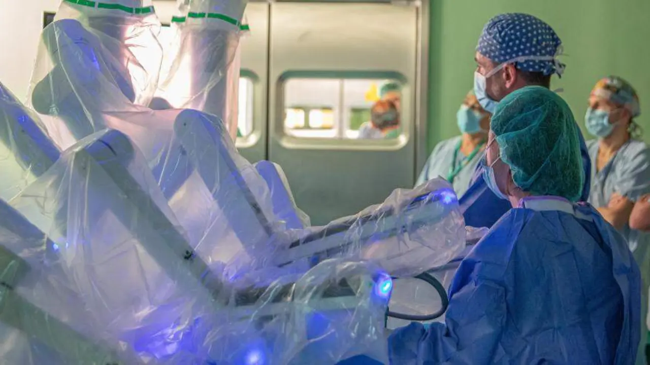 Imagen de la primera intervenci&oacute;n realizada con el robot quir&uacute;rgico en el Hospital Cl&iacute;nico Lozano Blesa de Zaragoza. / GOBIERNO DE ARAG&Oacute;N